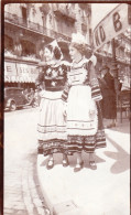 Photo Originale -  Mai 1937  - RENNES - Deux Bretonnes Au Coin De La Rue - Lugares