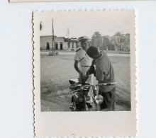 Snapshot Mini Photo Moto Velomoteur Solex à Situer Identifier 50s - Anonyme Personen