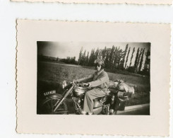 Snapshot Photo Moto  50s Motard Immatriculation Id 1953 Bagages - Persone Anonimi