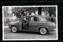 AK Auto Renault Dauphine, Frau Beim Einparken  - Voitures De Tourisme