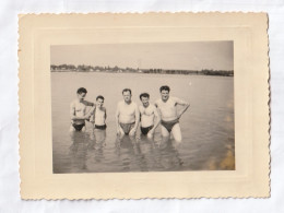 PHOTO  10 X 8  ANNEE 50 HOMMES ET UNE FEMME EN MAILLOT DE BAIN DANS L'EAU - Otros & Sin Clasificación