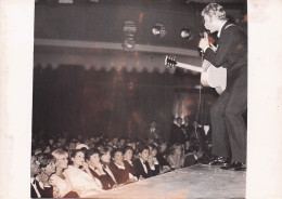 JOHNNY HALLYDAY 1965 OLYMPIA AU 1er  RANG BECAUD HARDY VARTAN ET DISTEL  PHOTO DE PRESSE ORIGINALE 18X13CM - Personalidades Famosas