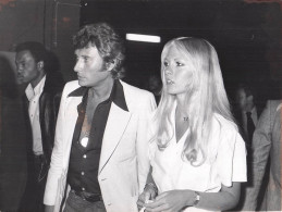 JOHNNY HALLYDAY 1976 AVEC EVE CORRIGAN LORS D'UNE SOIREE FULL-CONTACT PHOTO DE PRESSE ORIGINALE 24X18CM R1 - Famous People