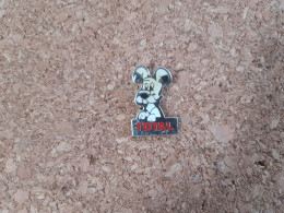 Pin's Total - Chien Idéfix - Astérix Et Obélix - Kraftstoffe