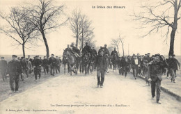 CPA 59 DOUAI LA GREVE DES MINEURS LES GENDARMES PROTÉGEANT LES NON GRÉVISTES DITS ROUFFIOUS - Douai