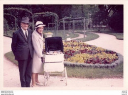 Photo De Papi & Mamie Avec Landau Dans Un Parc En 1969 - Personnes Anonymes