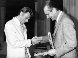 JOHNNY HALLYDAY 1985 AVEC JACQUES CHIRAC REMISE DE LA PLAQUE DU BIMILLENAIRE VILLE DE PARIS PHOTO DE PRESSE  24X18CM - Berühmtheiten