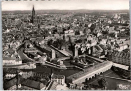 STRASBOURG. - Vue Aérienne Sur Les Ponts Couverts Et La Cathédrale.     -   Non Circulée   Photo Véritable. - Straatsburg