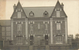 CARTE PHOTO NON IDENTIFIEE REPRESENTANT UNE GROSSE MAISON AVEC DEUX LOGEMENTS - Zu Identifizieren