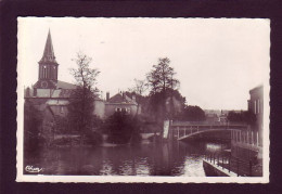 02 - HIRSON - ÉGLISE NOTRE-DAME DE LOURDES ET BORD DE L'OISE  -  - Hirson