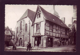 03 - MONTLUCON - ÉGLISE SAINT-PIERRE ET VIEILLES MAISONS - ANIMÉE -  - Montlucon