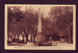 83 - AUPS - FONTAINE MONUMENTALE ET AVENUE GEORGES-CLEMENCEAU - ANIMÉE -  - Aups