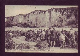 76 - DIEPPE - LES ROCHERS A MARÉE BASSE - SCENE DE PLAGE - ANIMÉE -  - Dieppe