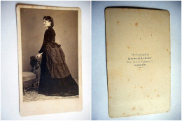 PHOTO CDV JEUNE FEMME ELEGANTE ROBE  MODE Cabinet BARTHELEMY A NANCY - Ancianas (antes De 1900)