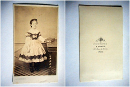 PHOTO CDV ENFANT JEUNE FILLE ET SON ALBUM PHOTO  MODE Cabinet DUPUY A PARIS - Alte (vor 1900)