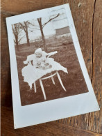 KIND In OESTERREICH DAZUMAL - LINZ - 1920 - SUESSES BABY In WEISS In POSE - KAUFE OESTERREICHISCHE WAREN - Orte