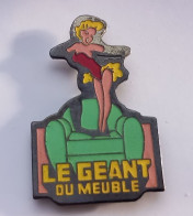 FF214 Pin's Pin'up Pin'ups Nu Nue Le Géant Du Meuble Marilyn Monroe Fauteuil Vert Achat Immédiat - Pin-ups