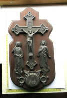 LADE 900 -  CRUCIFIX AVEC DES SAINTS -KRUISBEELD MET HEILIGEN- METAAL OP HOUT - 784 GRAM -31X17 CM - Religiöse Kunst