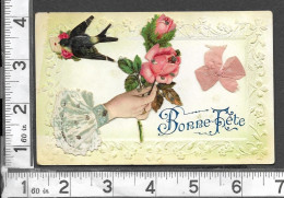 CARTE AVEC LISERET GAUFRE BONNE FETE / RAJOUT DECOUPIS MAIN TENANT UNE ROSE - HIRONDELLE AVEC ENVELOPPE / NOEUD DE SATIN - A Systèmes