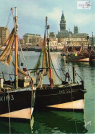 Dunkerque Le Port Et L'hôtel De Ville ( Bateau De Pêche , Chalutier , Crevettier? DK 636 Yvonne  , DK113 - Dunkerque