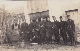 CARTE PHOTO . A IDENTIFIER . Militaria . Groupe De Militaires à La Soupe . - Zu Identifizieren