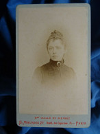 Photo CDV Maurice à Paris  Portrait Jeune Femme (Claire Chambry Née D'Argremont)  Broche Fer à Cheval CA 1890 - L679A - Old (before 1900)