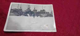 PICCOLA FOTO CON NAVI DA GUERRA IN BANCHINA E CANNONE - War 1939-45
