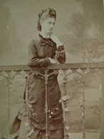 Photo CDV Le Jeune à Paris  Jeune Femme (Dédicace Louise Barbet Massin 1874) Accoudée Sur Une Balustrade - L679A - Old (before 1900)