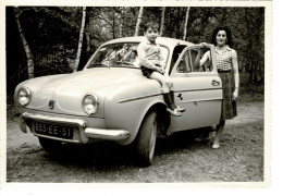 Ref 1 - Photo + Négatif  : Personnes Et Voiture Dauphine Renault , Im Reims , Marne - France  . - Europa