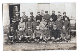 CARTE PHOTO - Des Militaires Posent Devant Le Photographe - Régiment N° 95 ( Numéro Présent Sur Les Cols Des Uniformes ) - Personaggi