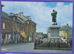 Carte Postale 61. Trun  Place Du Monument   Très Beau Plan - Trun