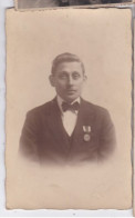 Carte Photo Homme En Costume Et Nœud Papillon Avec Medaille De Travail    Réf 29887 - Persone Anonimi