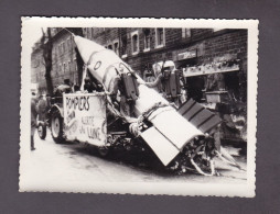 Photo Originale Vintage Snapshot Phalsbourg Moselle Fete Char Sapeurs Pompiers De Demain Fusee Scaphandre Astronaute - Luoghi