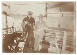 Fotografie Doppelbelichtung - Ghost, Gentlemen An Bord Eines Dampfer's & Aussen-Reling Auf Dem Passagierschiff  - Altri & Non Classificati