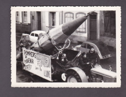 Photo Originale Snapshot Phalsbourg Moselle Fete Char Pompiers De L' Avenir Feu Ds La Lune Tracteur Voiture Citroen 2CV - Lieux