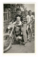 Photo Ancienne / Motard / Homme Avec Trois Garçons Assis Sur Moto, Yougoslavie, Années 1960 - Coches