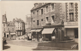 Calvados : CONDE Sur NOIREAU  : Place Dumont D ' Urville Et Rue Du  Chêne - Autres & Non Classés