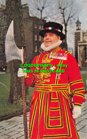 R528779 Yeoman Warder At The Tower Of London. The Photographic Greeting Card. Na - Autres & Non Classés