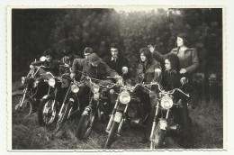 Photo Ancienne / Moto / Grand Groupe De Motos, Motards De L'époque Hippie, Yougoslavie, Années 1970 - Automobili