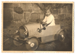 Fotografie Tretauto Cebaso, Niedliches Kind Sitzt Im Spielzeug-Blechauto  - Automobile
