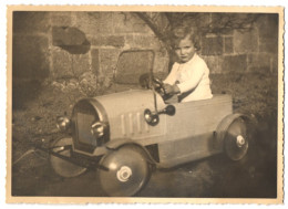 Fotografie Tretauto Cebaso, Niedliches Kind Sitzt Im Spielzeug-Blechauto  - Coches