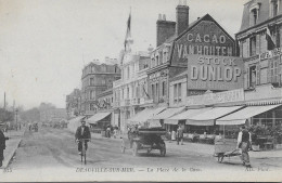 CPSM  -(Dep. 14) - DEAUVILLE SUR MER . La Place De La Gare . "Trés Trés Animée Avec Caléches Et Veló-" - Deauville