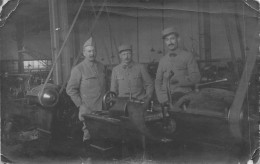 Militaria WW1 Guerre 1914 1918 Carte Photo Soldats Militaires Dans Une Usine - Weltkrieg 1914-18
