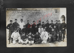 MILITARIA CARTE PHOTO MILITAIRE GROUPE DE SOLDATS & CLAIRON ECRITE DE PORT LOUIS MORBIHAN BRETAGNE 1909 X PARIS : - Personaggi