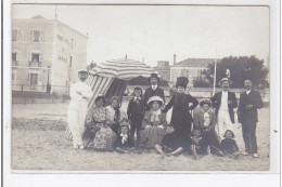 LES SABLES : Grand Hôtel Du Casino, Personnages Sur La Plage - Très Bon état - Autres & Non Classés