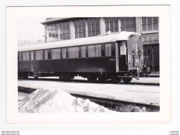 PHOTO Originale TRAINS Wagon Ou Voiture De Service SNCF Au Dépôt Et Fourgon Service MT Dans Les Années 60 - Treinen