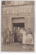 LIMOGES : Hôtel Des Carmes,écurie De Remise, Vve Dutreix, Personnages Devant L'hôtel Avec Un Chien - Très Bon état - Limoges