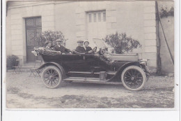 NEUIL-sur-LAYON : Personnages Dans Une Voiture - Très Bon état - Altri & Non Classificati