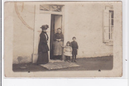 CASTELJALOUX : Une Petite Famille Sur Le Portique De Leur Domicile - Très Bon état - Casteljaloux