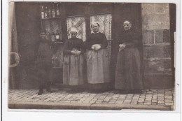 TOURS? à Localiser : Personnages Devant Boutique, Bouteilles De Vins - Très Bon état - Altri & Non Classificati